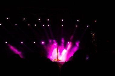 Sahnedeki mikrofon ve sis efektli spot ışıkları. Müzik veya konser veya sahne veya performans arkaplan fotoğrafı.