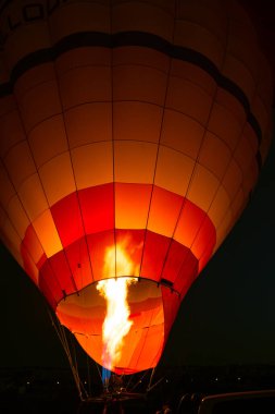 Geceleri sıcak hava balonu ateşleyici. Sıcak hava balonunda yakıcı alevler. Kalkışa hazırlanıyorum. Gürültü Efekti.