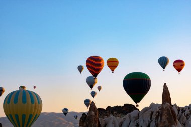 Kapadokya arka plan fotoğrafı. Kapadokya 'da güneş doğarken sıcak hava balonları. Peri bacaları ya da kabadayılar ya da balonlu peri bacalari. Ses efekti eklendi.