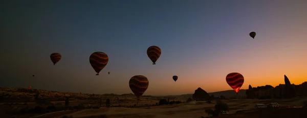 Varmluftsballonger Varmluftsballonger Kappadokien Vid Soluppgång Banner Foto Kappadokien Bakgrund Foto — Stockfoto