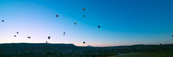 熱気球 日の出にカッパドキアの熱気球のシルエット カッパドキアの背景写真 トルコへの旅行 ノイズの影響 — ストック写真