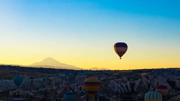 Hot Air Balloons Hot Air Balloons Cappadocia Mount Erciyes Background — Fotografia de Stock