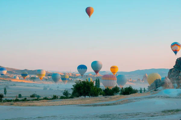 Μπαλόνια Θερμού Αέρα Καππαδοκία Και Αερόστατα Θερμού Αέρα Ξημέρωμα Ταξιδεύοντας — Φωτογραφία Αρχείου