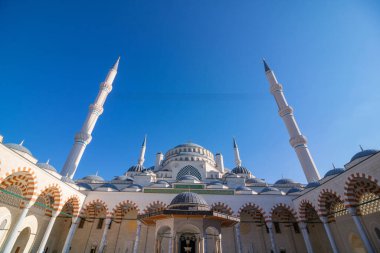 Camlica Camii. İstanbul 'daki Camlica Camii. Ramazan veya kandil veya laylat al-Qadr veya İslami arkaplan fotoğrafı. Kemerlere Kur 'an-ı Mübarek' in ayetlerinin yazıları..