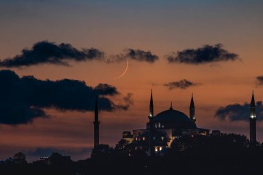 Ramazan fotoğrafı. Ayasofya ya da Ayasofya, gün batımında Hilal Ay 'la. Ramazan 'ın ilk günü veya iftar veya kandil veya laylat el Kadir veya İslami arkaplan fotoğrafı.