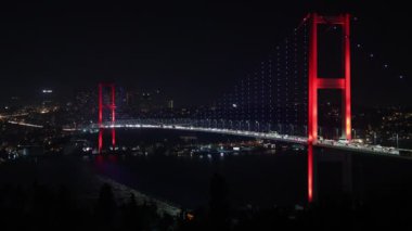 İstanbul 'da geceleyin Boğaz Köprüsü. 15 Temmuz şehitleri köprüsü. İstanbul arka planı 4K 60fps video. Ses efekti eklendi.