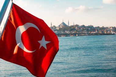 Türk Bayrağı. Arka planda Türkiye bayrağı ve İstanbul şehir manzarası var. Türk milleti. 23 Nisan veya 19 Mayıs veya 30 Ağustos veya 29 Ekim konsepti.