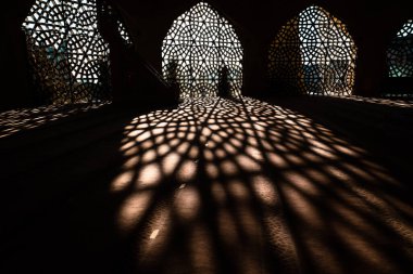 İslami arkaplan. Cami dekorasyonunun gölgeleri. Ramazan veya kandil veya laylat al-Qadr veya İslami arkaplan fotoğrafı.