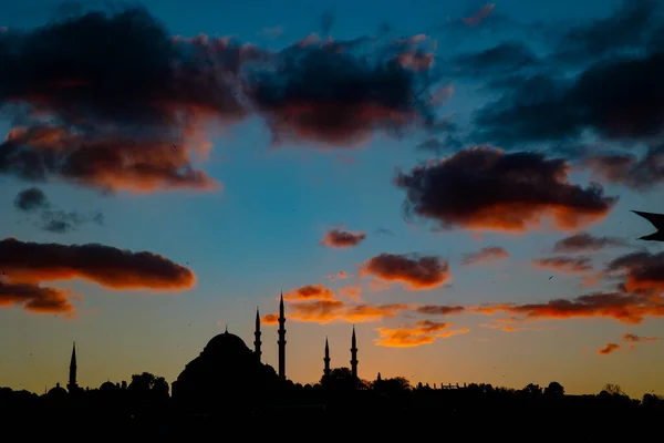 Ισλαμική Φωτογραφία Silhouette Του Τζαμί Και Cityscape Της Κωνσταντινούπολης Συννεφιασμένο — Φωτογραφία Αρχείου