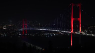 İstanbul 'da geceleyin Boğaz Köprüsü. 15 Temmuz şehitleri köprüsü. İstanbul arka planı 4K 60fps video. Ses efekti eklendi.
