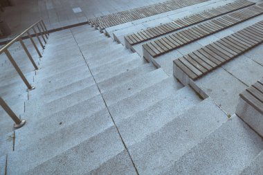Koltuklu merdiven. Binanın dışındaki beton merdivenlerde tahta Steas. Modern mimari arkaplan fotoğrafı.