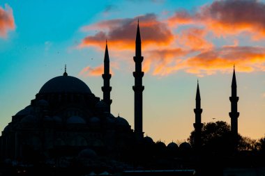 Süleyman Camii. Gün batımında Süleyman Camii 'nin silueti güzel bulutlarla kaplandı. Ramazan veya kandil veya iftar veya laylat al-Qadr veya İslami arkaplan fotoğrafı.