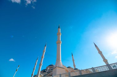 Camlica Camii. Gündüz vakti İstanbul 'da Camlica camii geniş açılı görünüyor. İstanbul 'un camileri. Ramazan veya İslami arkaplan fotoğrafı.
