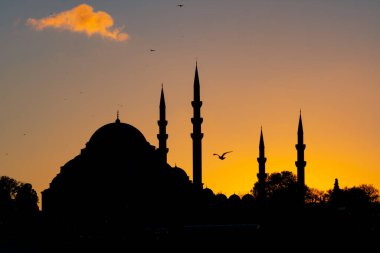 Cami arkaplan fotoğrafı. İstanbul 'da gün batımında Süleyman Camii' nin silueti. Ramazan veya kandil veya laylat al-Qadr veya İslami arkaplan fotoğrafı. Ses efekti eklendi.