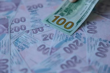 Türk lirası ve 100 dolar. Türkiye 'de ekonomik kriz arka plan fotoğrafı. ABD Doları ve Dene ya da TL.