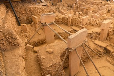 Göbeklitepe. Şanlıurfa Türkiye 'deki Göbeklitepe arkeoloji sahasında. Tapınağın sütunları. Türkiye 'nin simgeleri.