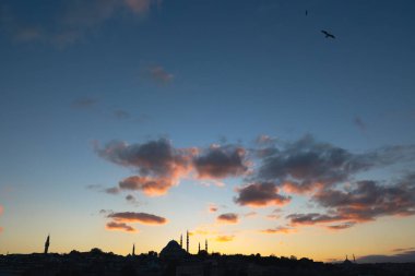 Ramazan arka planı. Günbatımında İstanbul 'un bulutlu şehir silueti. Ramazan veya kandil veya iftar veya laylat al-Qadr veya kopya alanı olan İslami arkaplan fotoğrafı.