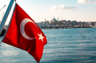 Türk Bayrağı. Arka planda Türkiye bayrağı ve İstanbul şehir manzarası var. Bayrağa dikkatle odaklan. Türk milleti.