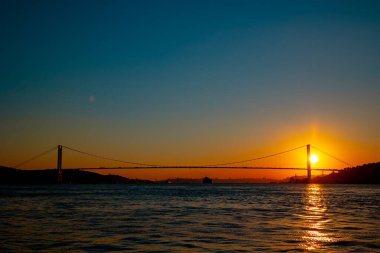 Boğaz köprüsü. İstanbul 'da gün batımında Boğaz' ın silueti ya da diğer adıyla 15 Temmuz şehit köprüsü. İstanbul arka plan fotoğrafı.