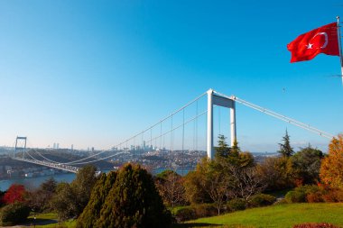 İstanbul 'da Fatih Sultan Mehmet Köprüsü ve Türk Bayrağı. İstanbul arka plan fotoğrafı.