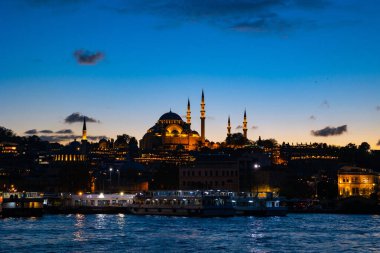 İstanbul 'da Ramazan. Süleyman Camii ve İstanbul, mavi saatlerde. Ramazan veya kandil veya laylat al-Qadr veya İslami arkaplan fotoğrafı.