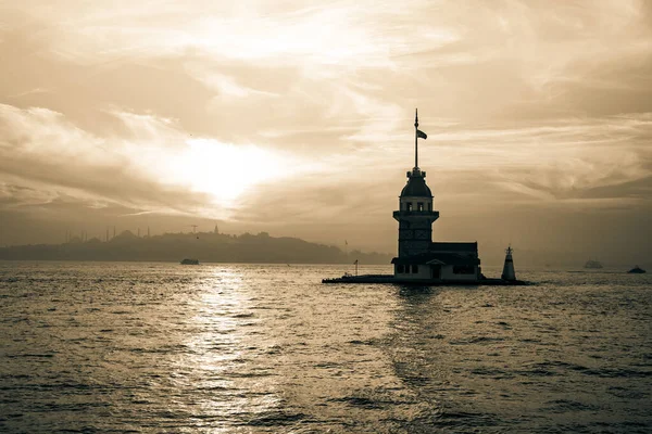 イスタンブールの背景写真 モノホーム乙女の塔やキズ クレーシの背景 乙女の塔のシルエットと霧のイスタンブールの街並み — ストック写真