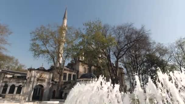 Mezquita del Sultán Eyup. Mezquita Eyup en Estambul y fuente en la plaza. — Vídeo de stock