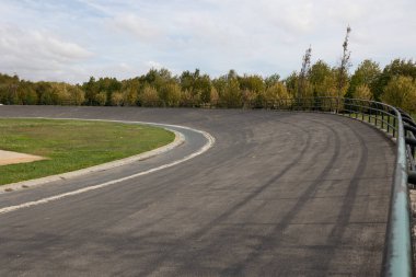Bisiklet yarışı pisti. Sonbaharda halk parkında bisikletçiler için bisiklet yarışı pisti. Sağlıklı yaşam tarzı arka plan fotoğrafı.