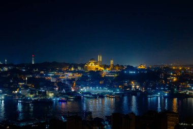 İstanbul arka plan fotoğrafı. Gece Galata Kulesi 'nden İstanbul şehri manzarası. Süleyman Camii ve Altın Boynuz. Ramazan veya İslami arkaplan fotoğrafı. Ses efekti eklendi.