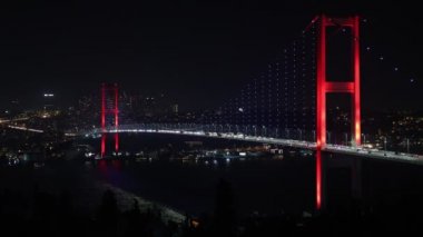 Istanbul'da gece Boğaz Köprüsü. 
