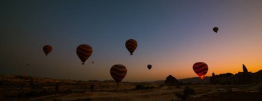 Sıcak hava balonları. Kapadokya 'da sıcak hava balonları, gündoğumu afiş fotoğrafında. Kapadokya arka plan fotoğrafı. Türkiye 'ye Seyahat.