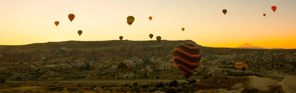 Balony Ogrzane Powietrze Balony Ogrzane Powietrze Kapadocji Wschodzie Słońca Wzgórzami — Zdjęcie stockowe