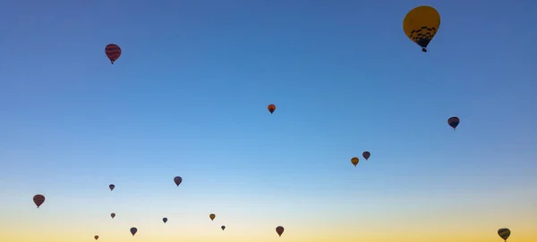 Sıcak Hava Balonları Kapadokya Arka Planında Gökyüzünde Sıcak Hava Balonları — Stok fotoğraf