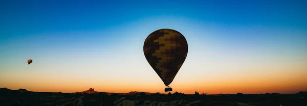 Het Luftballong Silhuett Varmluftsballong Vid Soluppgången Cappadocia Bakgrund Banner Foto — Stockfoto