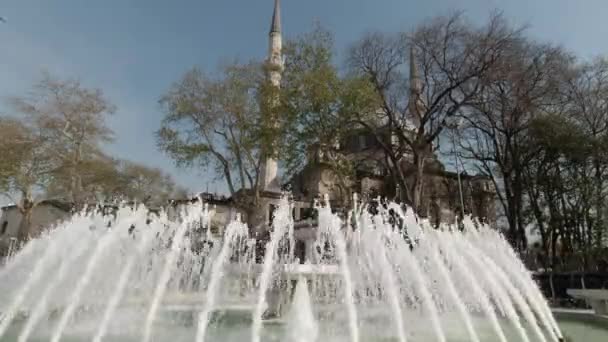 Sultanmoskeen. Øyupmoskeen i Istanbul og fontenen på torget. – stockvideo