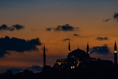 Cami arka planı. Ayasofya ve Hilal Ay gün batımında.