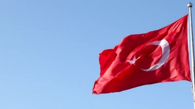Türk Bayrağı. Mavi arkaplanda Türk bayrağı sallıyor.
