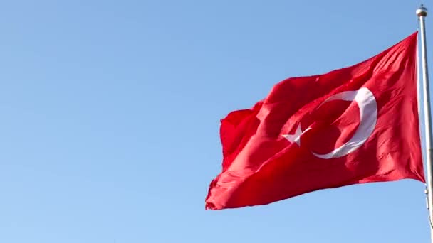 Török zászló. Lengő török zászló kék ég háttér. — Stock videók