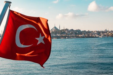 Türk Bayrağı. Arka planda Türkiye bayrağı ve İstanbul şehir manzarası var. Türk milleti. Önplanda seçmeli odak.