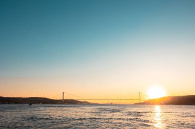 İstanbul arka plan fotoğrafı. Güneş batarken Boğaz Köprüsü 'nün panoramik manzarası. Türkiye 'ye ya da İstanbul' a seyahat.