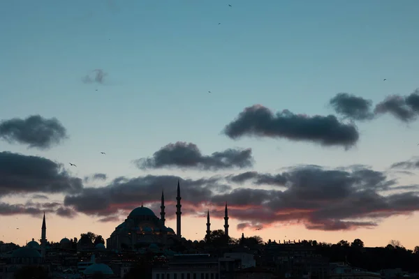 イスラムの背景写真 Suleymaniyeモスクと日没の雲 夕暮れ時のイスタンブールの街並みのシルエット ラマダーン月 カンディル月 イフタール月 イスラム教の背景写真 ノイズ効果付 — ストック写真