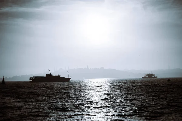 Monochrome Istanbul Background Photo Ferry Cityscape Istanbul Foggy Weather Travel — ストック写真