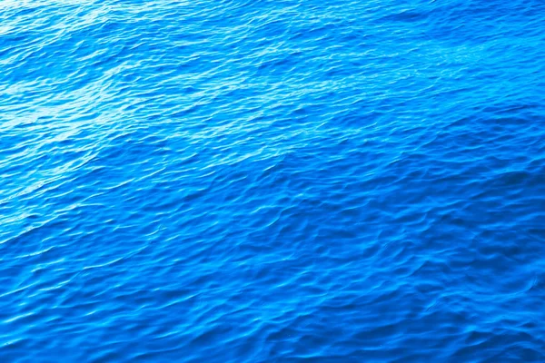 青い穏やかな海 波の少ない穏やかな海の背景写真 水面の概要 — ストック写真
