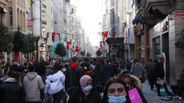 İstiklal Caddesi. İstanbul 'daki İstiklal Caddesi' nde yürüyen insanlar. Hindi arkaplan 4k video. El kamerası hareketi. İstanbul Türkiye - 11.13.2021