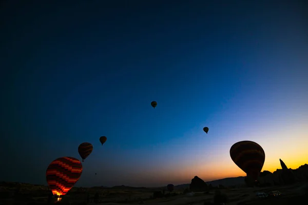 熱気球 ゴレメ カッパドキアの朝 空に熱気球が打ち上げられました カッパドキアの背景写真 ノイズ効果付 — ストック写真