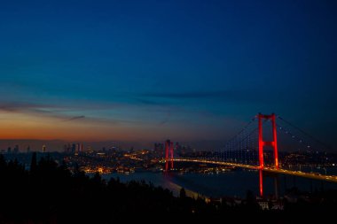 İstanbul. Nakkastepe 'den akşam karanlığında Boğaz Köprüsü' ne. İstanbul arka plan fotoğrafı. Gürültü etkisi dahil.