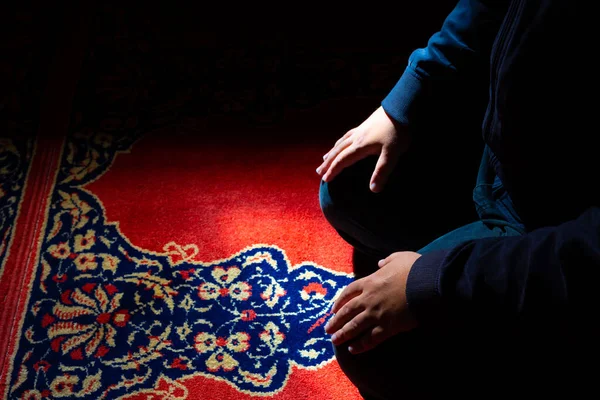 Islámské Pozadí Fotografie Muslim Modlí Mešitě Tím Sedí Muslimský Modlitba — Stock fotografie