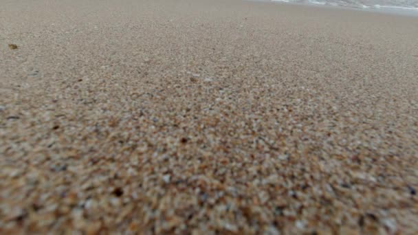 波浪和沙子 关闭海滩和破浪的视频在沙滩上 4K海滩背景视频 — 图库视频影像
