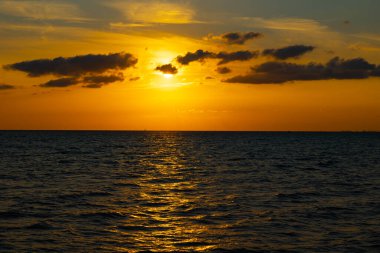 Günbatımı arka planı. Deniz üzerinde gün batımı ve bulutların silueti. Arka plan fotoğrafı.. 