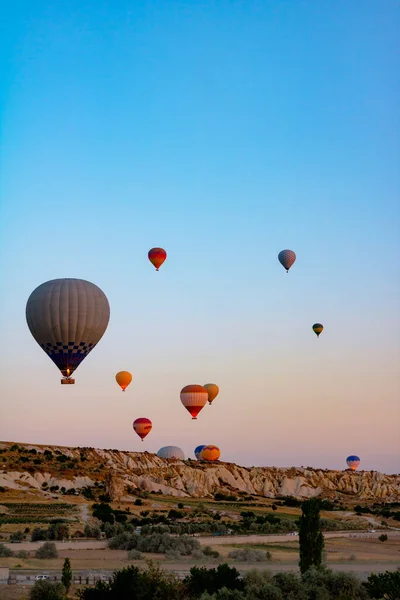Kappadokien Hintergrundbild Heißluftballons Kappadokien Bei Sonnenaufgang Aktivitäten Goreme Vertikale Geschichte — Stockfoto